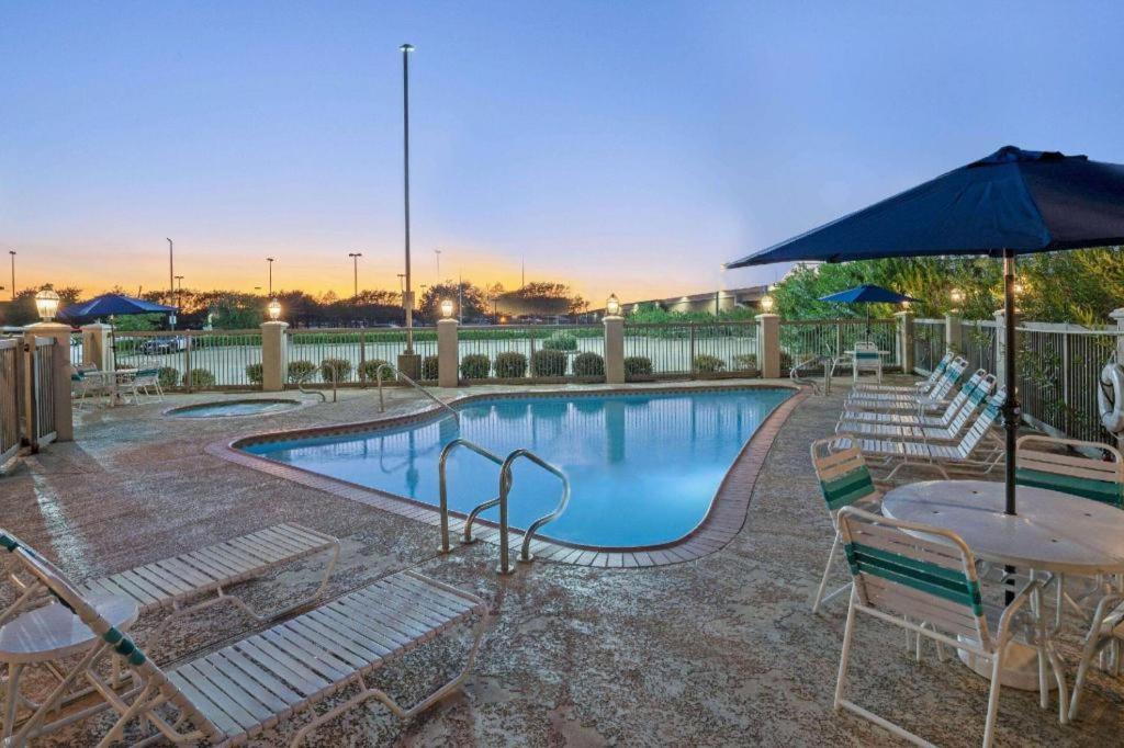 Отель Sonesta Essential Houston Westchase Экстерьер фото